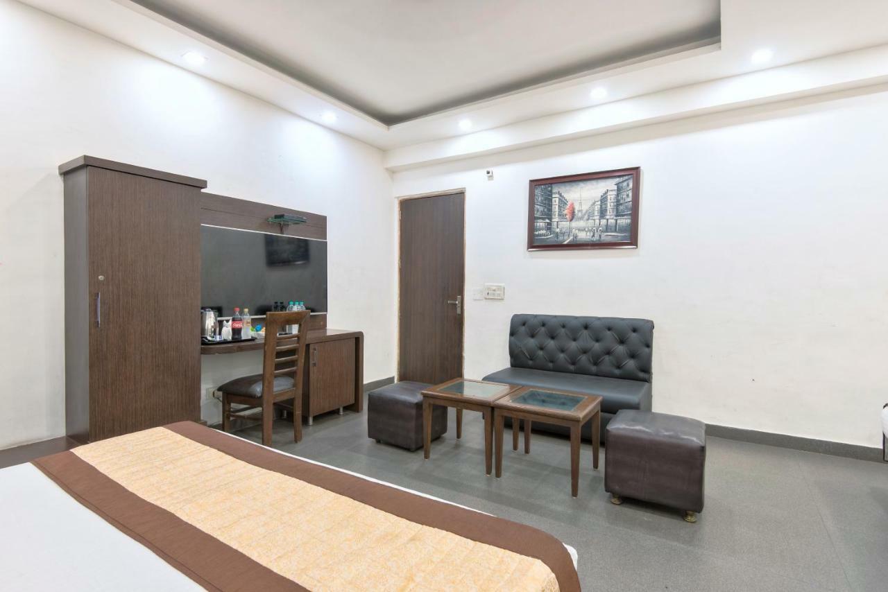Hotel La Vista Delhi Exterior foto